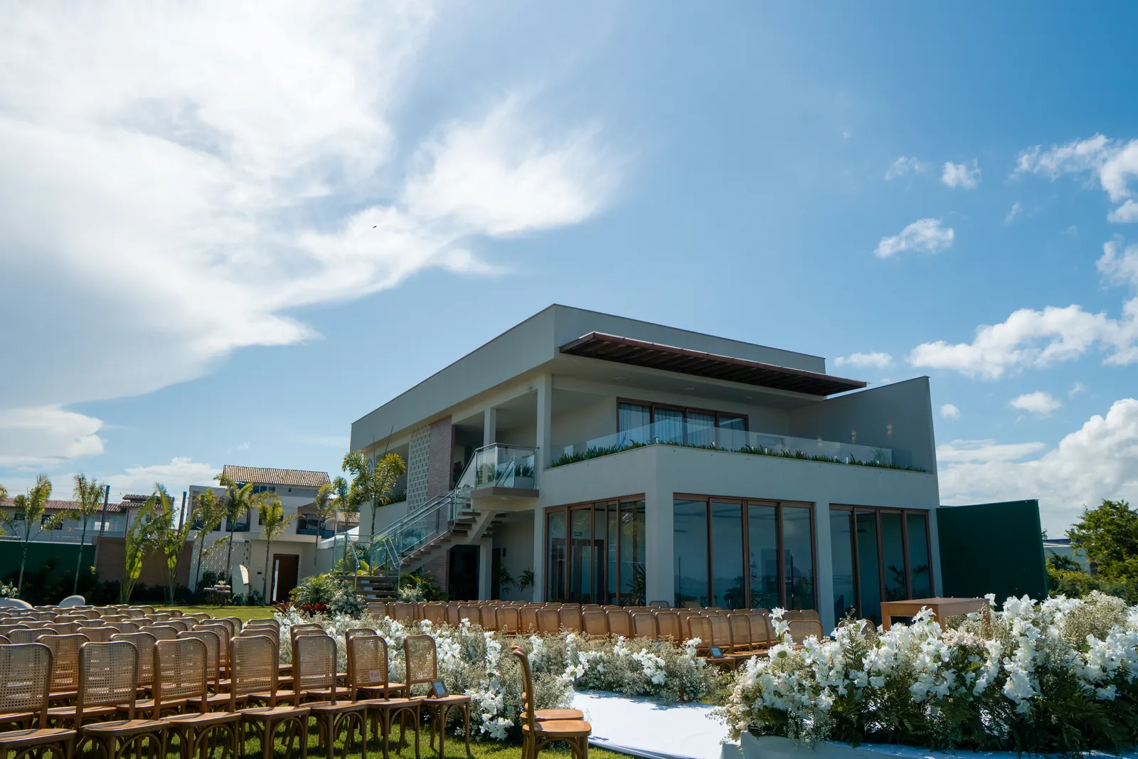 Edifício e jardim do Mirante Singular, preparados para uma cerimônia