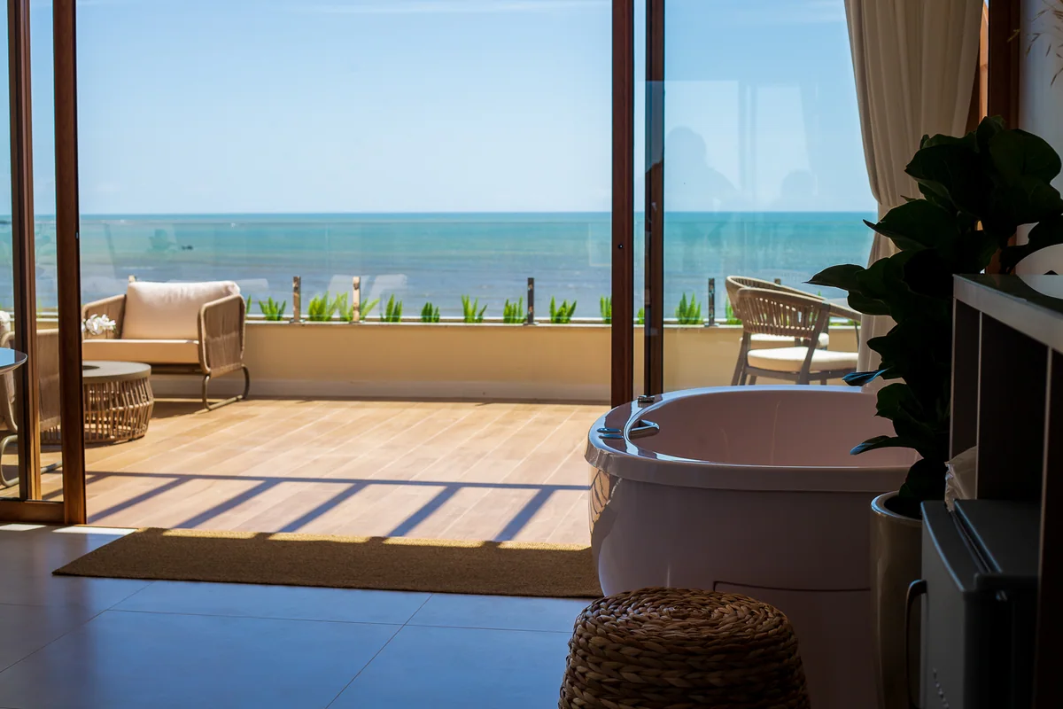 Banheira e varanda da suíte da noiva, com vista para o mar